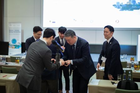 Two businessmen exchanging businesscards