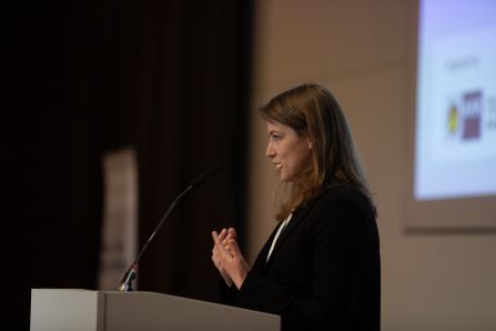 Jana Narita presenting