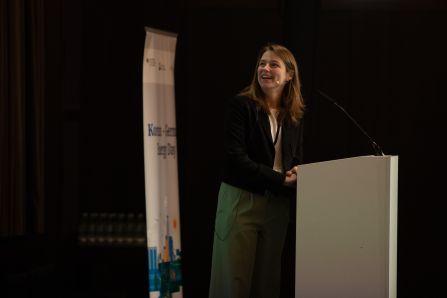 Jana Narita moderating a mentimeter presentation