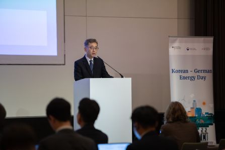 speaker presenting infront of powerpoint presentation