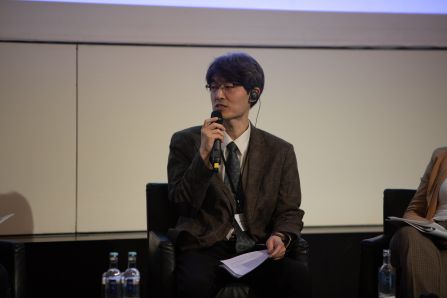 Speaker in panel speaking